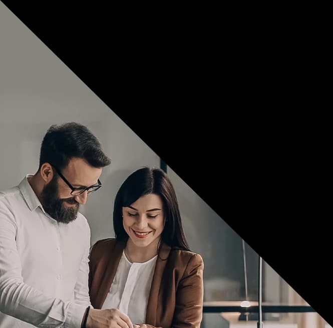 Consultores imobiliários revisando contratos em uma mesa de trabalho.