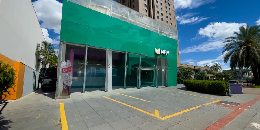 Fachada iluminada da loja MRV Ribeirão Preto em 2018